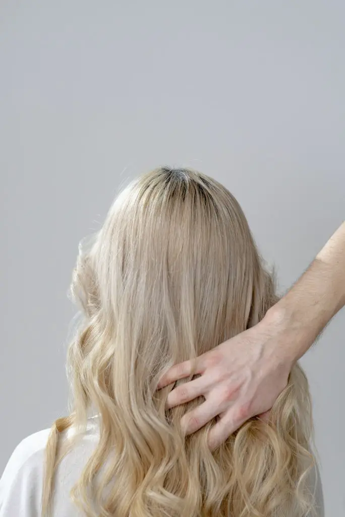 How to Create Soft Bombshell Waves: A Glamorous Hair Tutorial